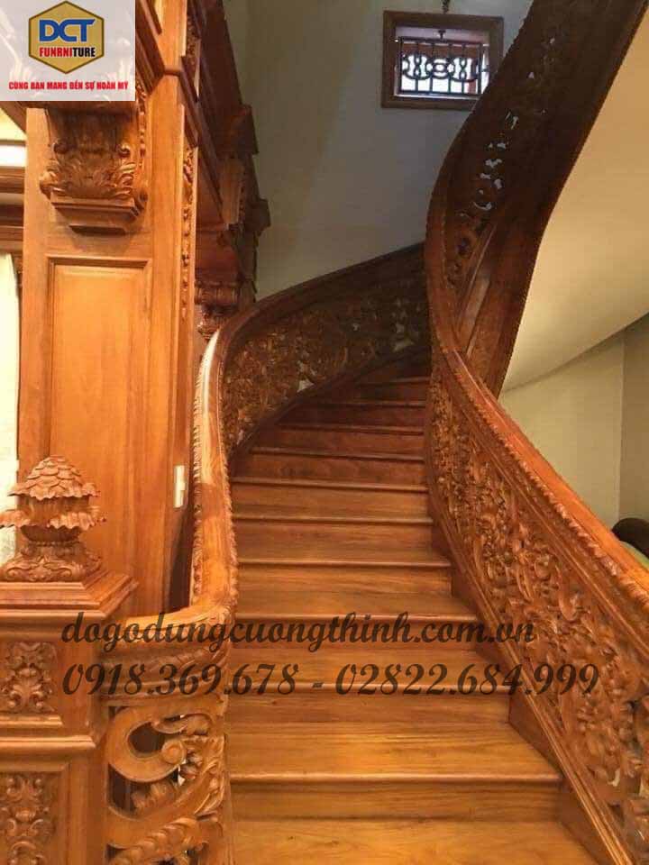 cầu thang gỗ cổ điển hoàng gia